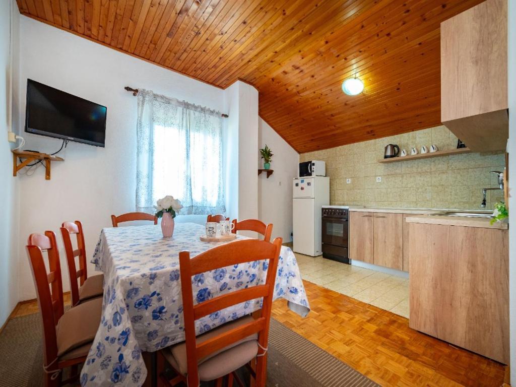 Apartment Matkos - With Garden And Terrace Нін Екстер'єр фото