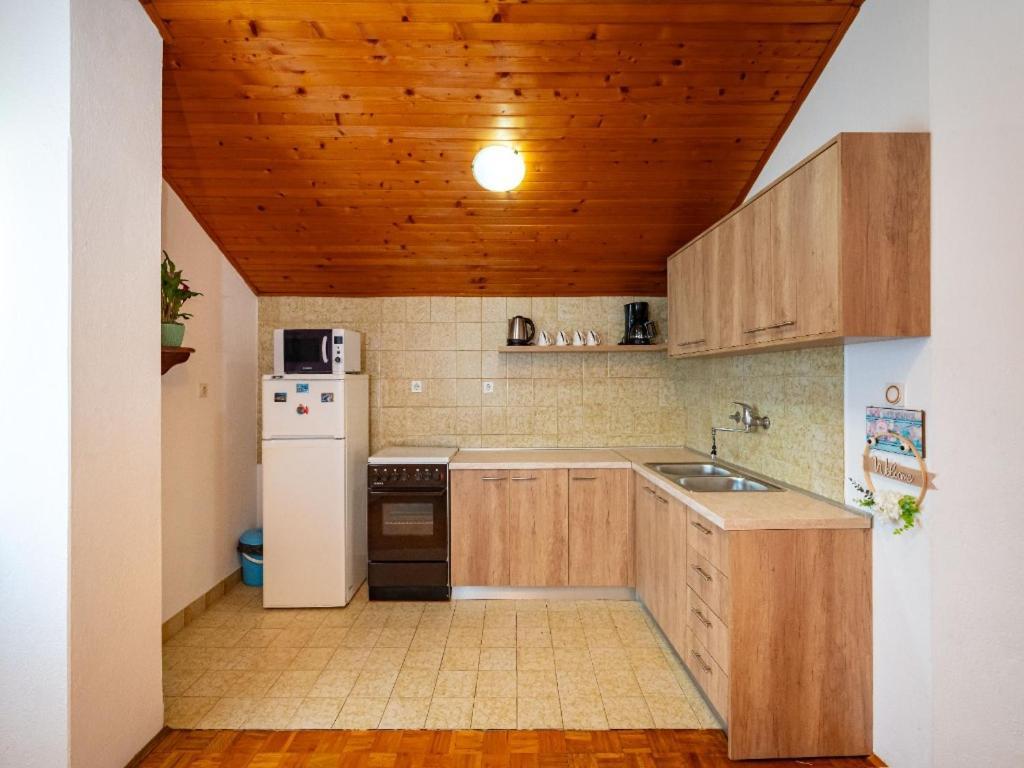 Apartment Matkos - With Garden And Terrace Нін Екстер'єр фото