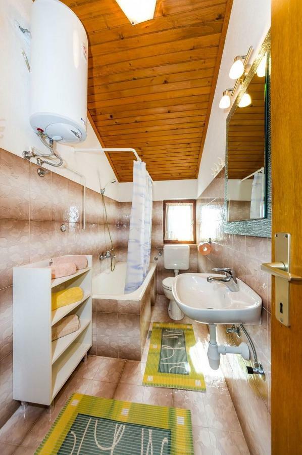 Apartment Matkos - With Garden And Terrace Нін Екстер'єр фото